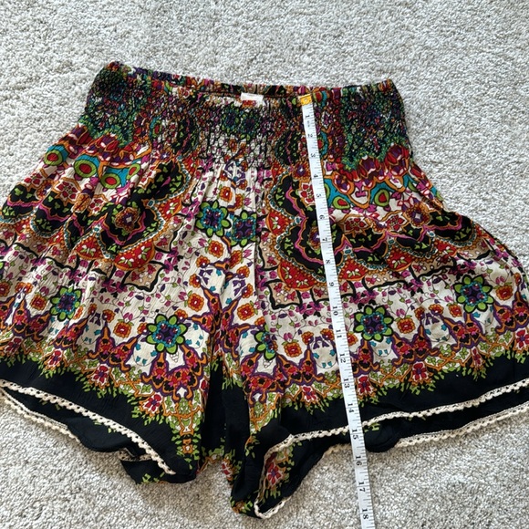 Bila light and flowy floral shorts. small - Picture 5 of 8